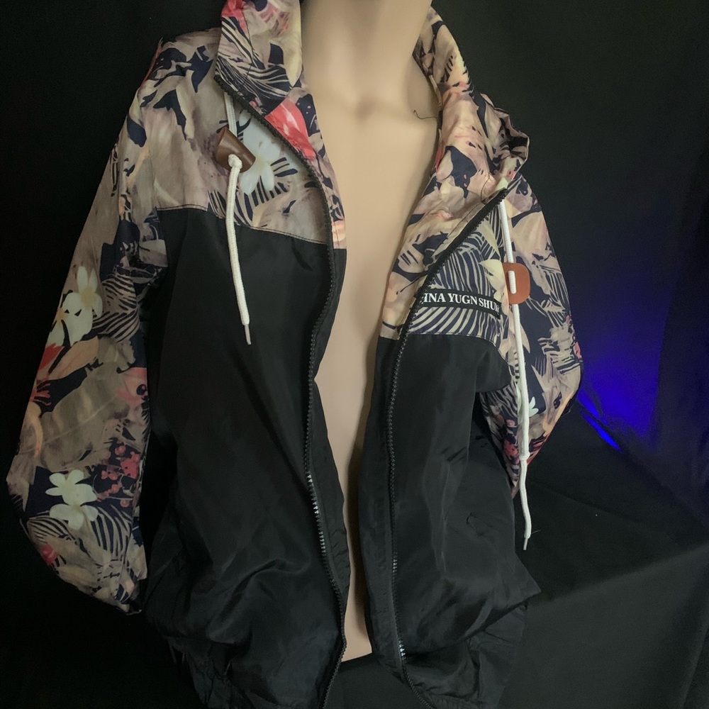 Qiana Yugn Shin Men’s Patterned Windbreaker Size Medium
